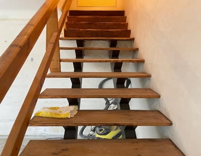 image de l'escalier avant la renovation