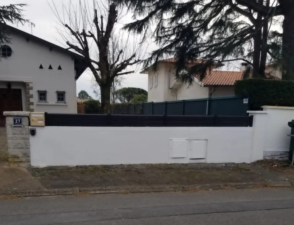 Mur de clôture peint en blanc